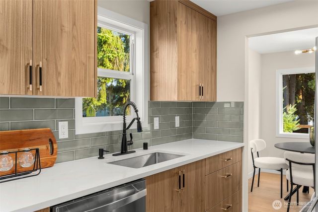 922 NE 117th Street, Seattle, WA 98125