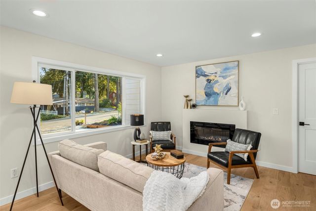 922 NE 117th Street, Seattle, WA 98125