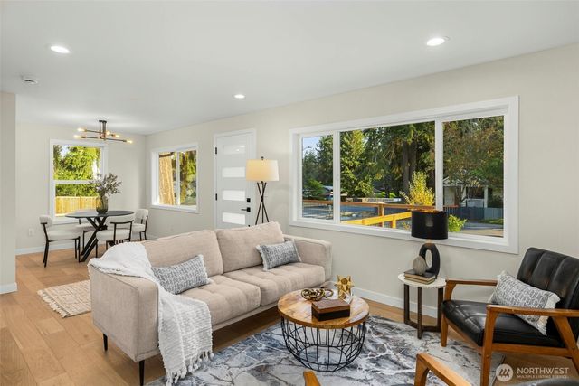 922 NE 117th Street, Seattle, WA 98125