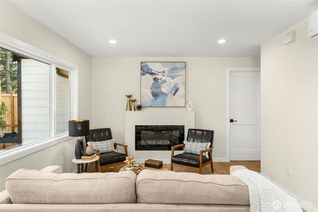 922 NE 117th Street, Seattle, WA 98125