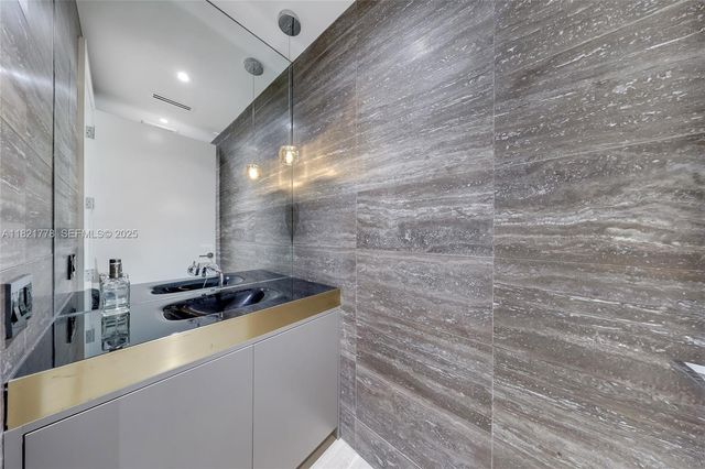 300 Collins Avenue 3D, Miami Beach, FL 33139