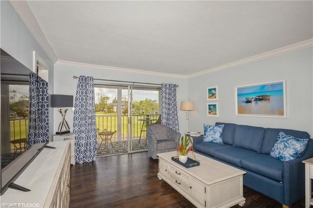 190 Turtle Lake CT # 311, Naples, FL 34105