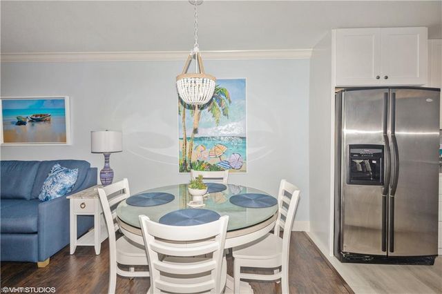 190 Turtle Lake CT # 311, Naples, FL 34105