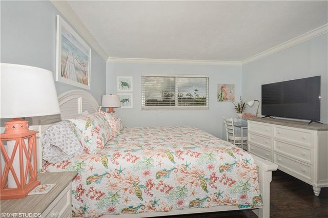 190 Turtle Lake CT # 311, Naples, FL 34105