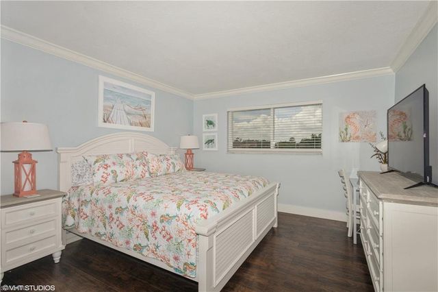 190 Turtle Lake CT # 311, Naples, FL 34105