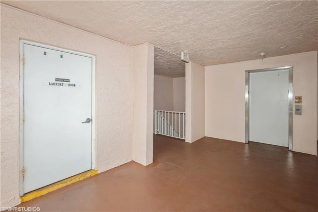 190 Turtle Lake CT # 311, Naples, FL 34105