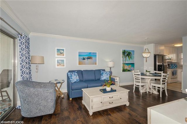 190 Turtle Lake CT # 311, Naples, FL 34105