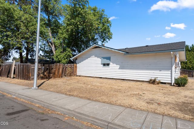 7675 Gladstone Avenue, White City, OR 97503
