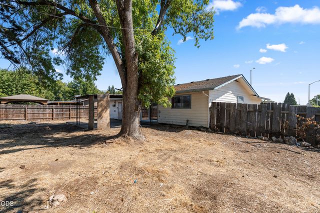 7675 Gladstone Avenue, White City, OR 97503