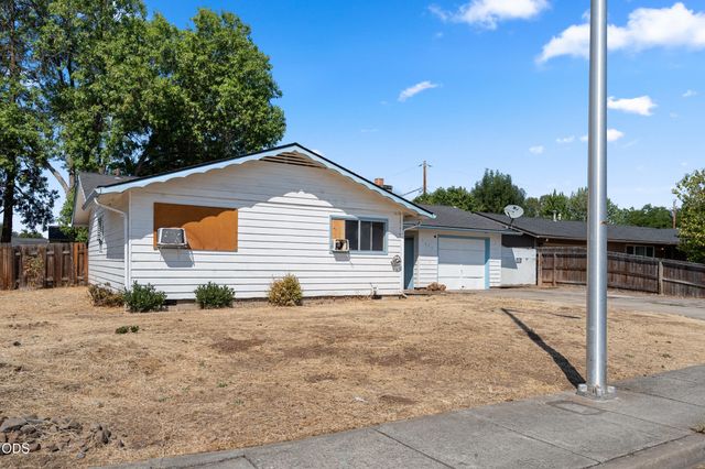 7675 Gladstone Avenue, White City, OR 97503