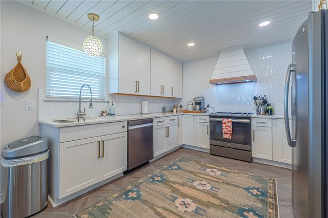 101 Quail Dr, Rockport, TX 78382