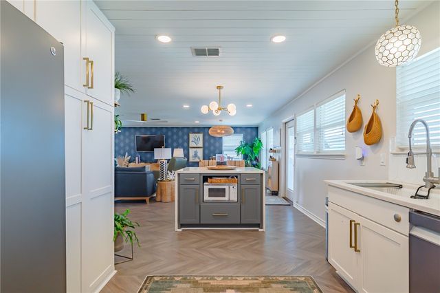 101 Quail Dr, Rockport, TX 78382