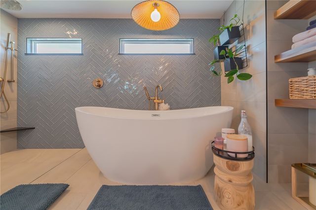 101 Quail Dr, Rockport, TX 78382