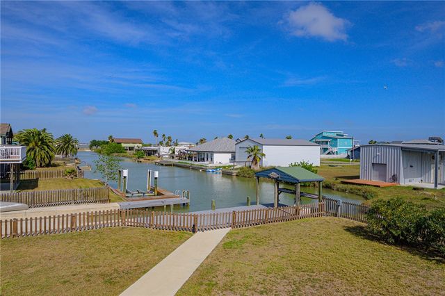 101 Quail Dr, Rockport, TX 78382