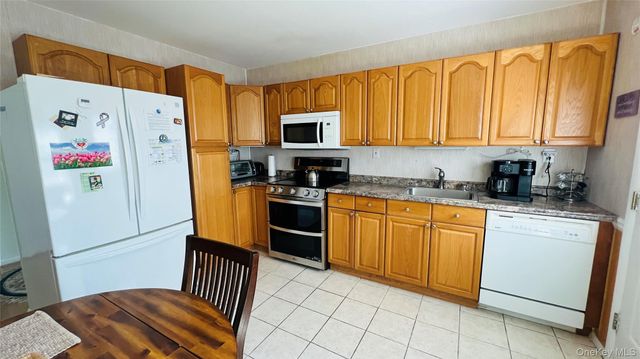 541 Stratford Lane, Ridge, NY 11961