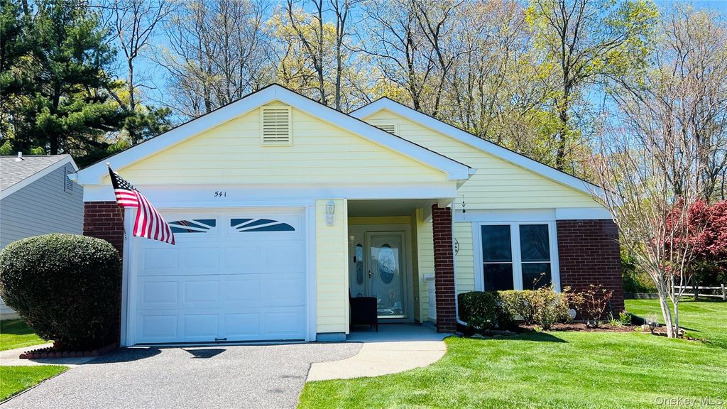 541 Stratford Lane, Ridge, NY 11961