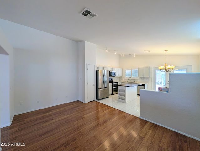 2824 W ANGELA Drive, Phoenix, AZ 85053