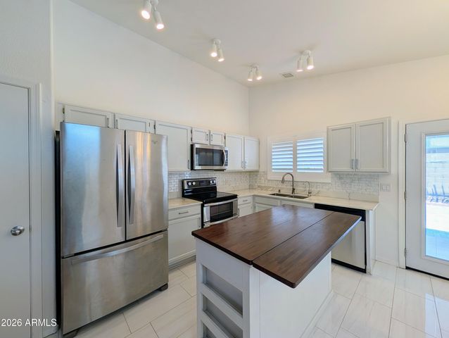 2824 W ANGELA Drive, Phoenix, AZ 85053
