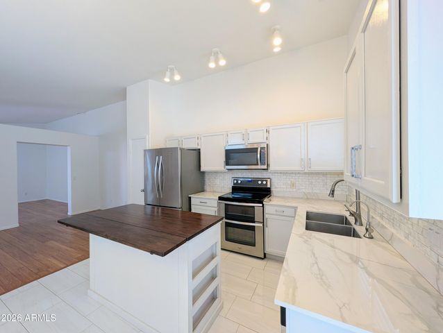 2824 W ANGELA Drive, Phoenix, AZ 85053