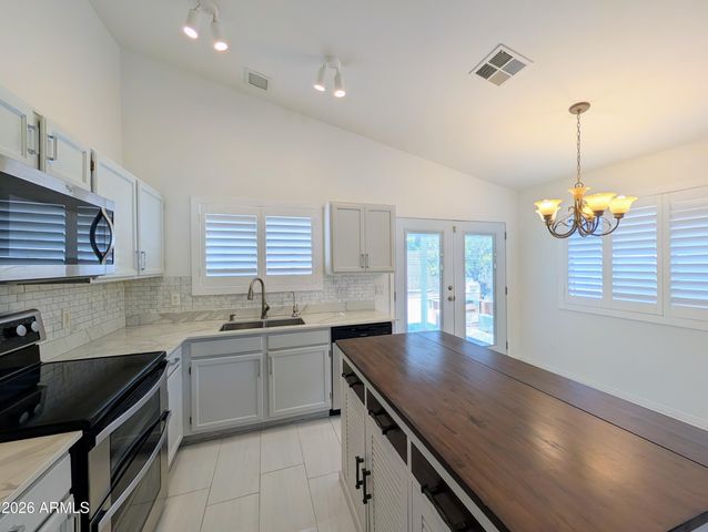 2824 W ANGELA Drive, Phoenix, AZ 85053