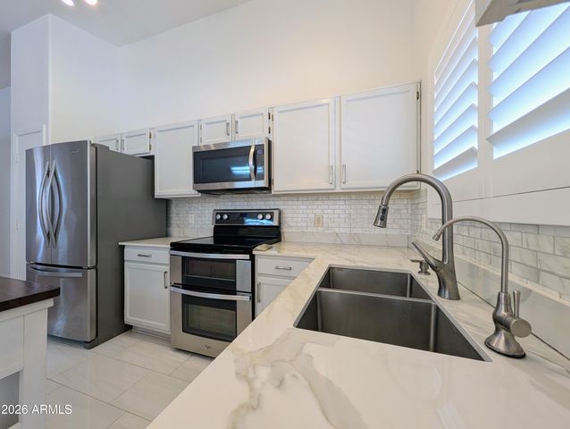 2824 W ANGELA Drive, Phoenix, AZ 85053