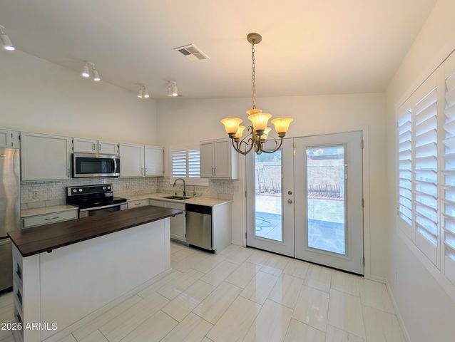 2824 W ANGELA Drive, Phoenix, AZ 85053