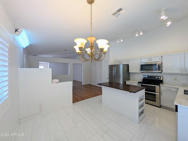 2824 W ANGELA Drive, Phoenix, AZ 85053