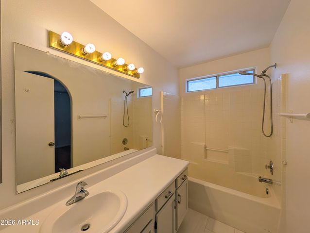 2824 W ANGELA Drive, Phoenix, AZ 85053