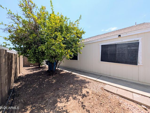 2824 W ANGELA Drive, Phoenix, AZ 85053