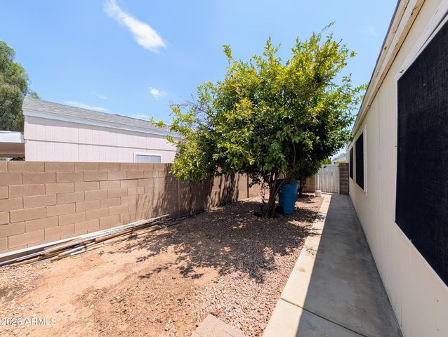2824 W ANGELA Drive, Phoenix, AZ 85053