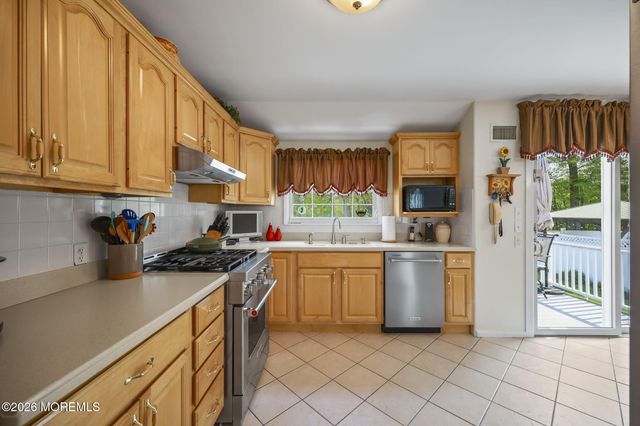 8 Dover Court, Hazlet, NJ 07730