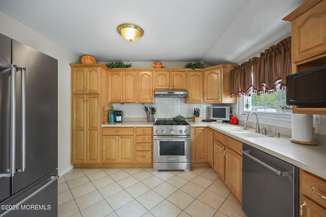 8 Dover Court, Hazlet, NJ 07730
