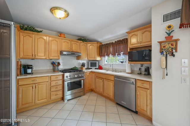 8 Dover Court, Hazlet, NJ 07730