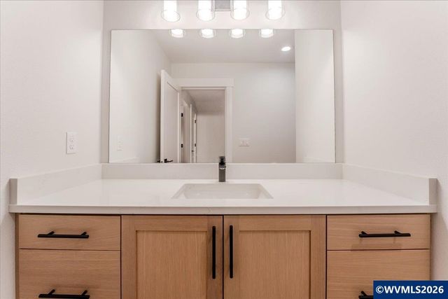 407 S 1st St, Silverton, OR 97381