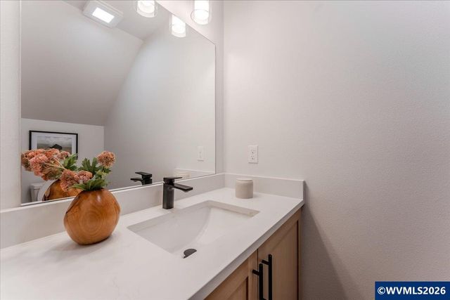 407 S 1st St, Silverton, OR 97381