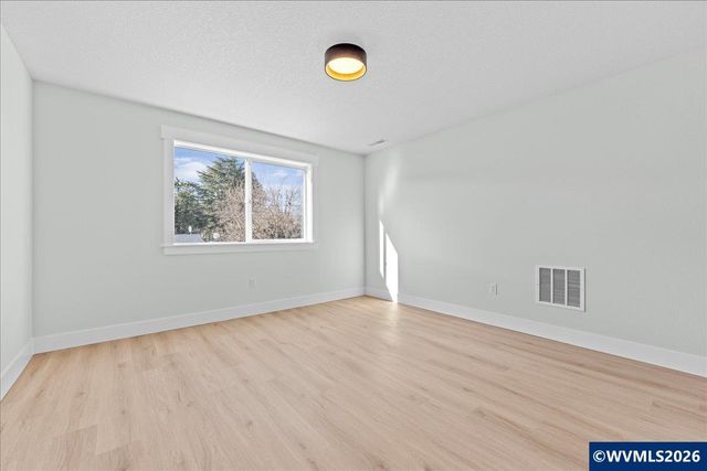 407 S 1st St, Silverton, OR 97381