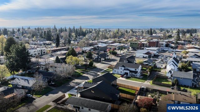 407 S 1st St, Silverton, OR 97381