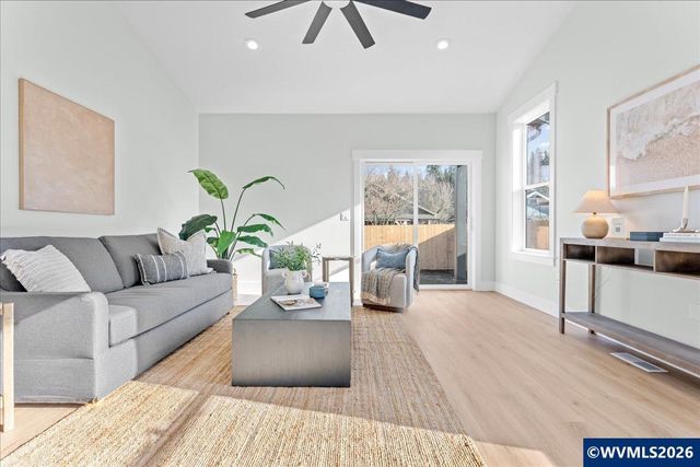 407 S 1st St, Silverton, OR 97381