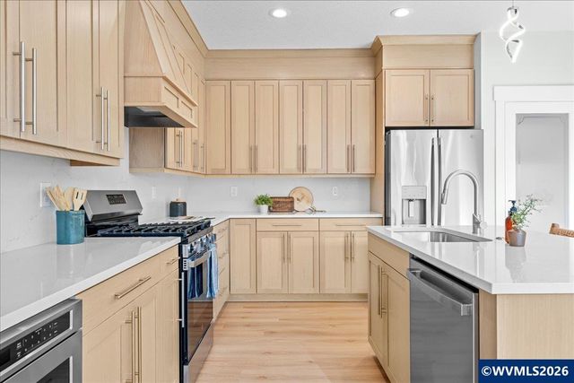 407 S 1st St, Silverton, OR 97381