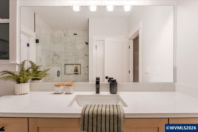 407 S 1st St, Silverton, OR 97381