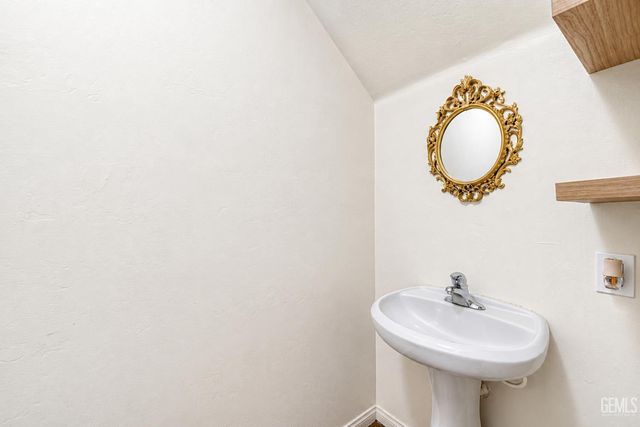 4426 Valpariso Way, Bakersfield, CA 93307