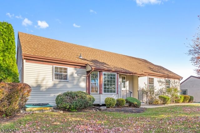 18 Benjamin Franklin Dr, Monroe Twp., NJ 08831