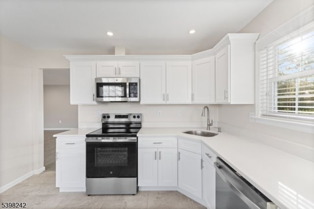 18 Benjamin Franklin Dr, Monroe Twp., NJ 08831