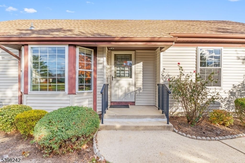 18 Benjamin Franklin Dr, Monroe Twp., NJ 08831