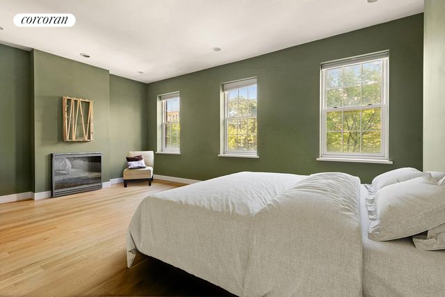 746 E 6TH Street, New York City, NY 10009