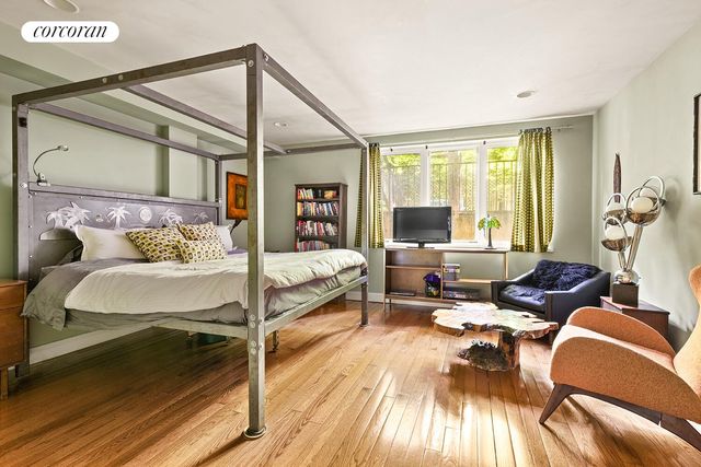 746 E 6TH Street, New York City, NY 10009