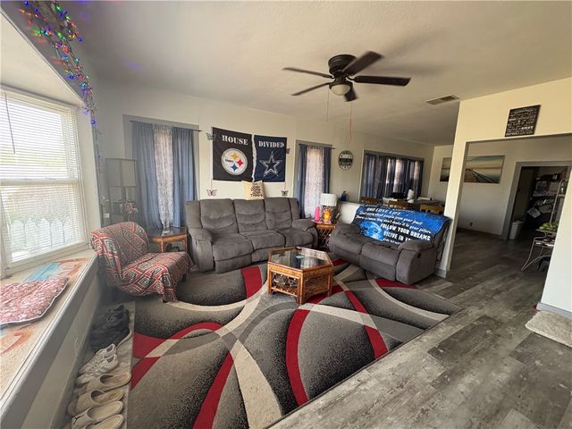 630 Scotland Dr, Corpus Christi, TX 78418
