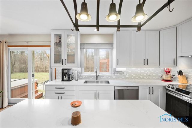 820 Weatherstone Road, Holland, OH 43528