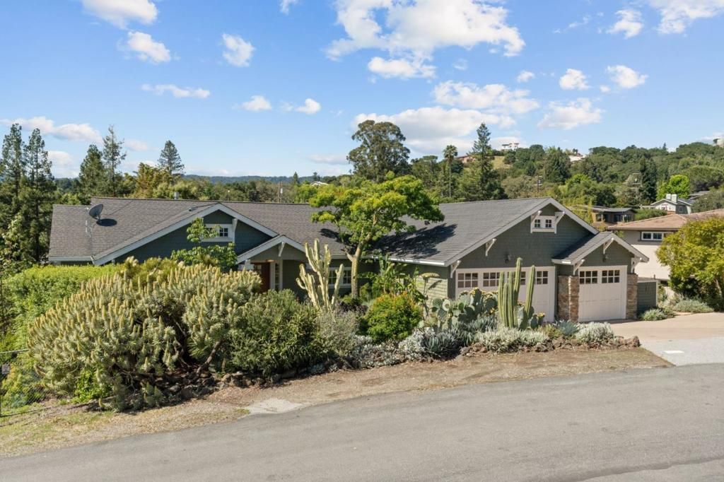 Image 3 of property listing at 902 Fallen Leaf Way, Redwood City, CA 94062