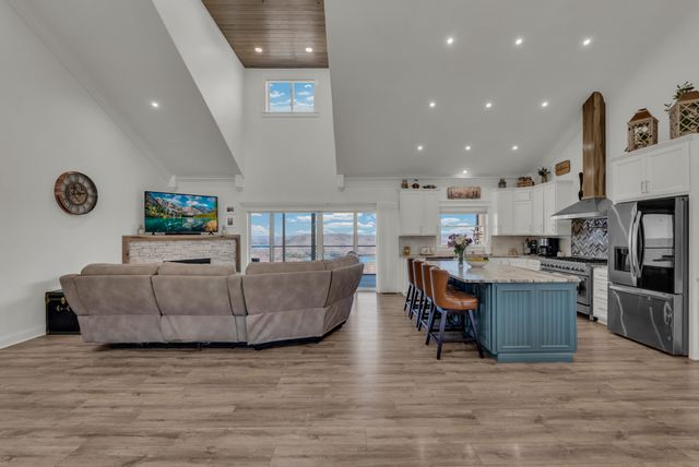 209 N Rockfish Ln, Hilham, TN 38568